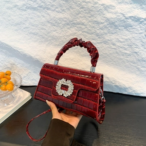 Sac à main bordeaux gaufré crocodile avec grande boucle strass et poignée plissée