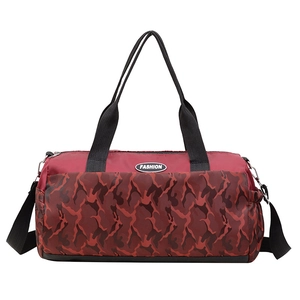 Große rote Camouflage-Reisetasche aus Nylon mit Fashion-Logo und breitem Schultergurt