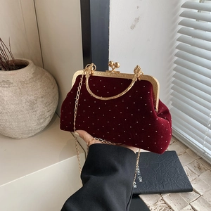 Pochette de soirée chic en velours bordeaux avec pois perlés et bandoulière dorée