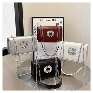 Détail de sacs rectangulaires à chaîne avec boucles en cristal en plusieurs coloris tendance