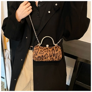 Detailaufnahme der Leoparden-Quadrat-Tasche mit Goldkette und gebogenem Metallgriff