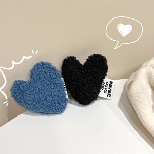 Herz-Handyhalterung aus Plüsch mit Lammwolle-Textur und Never Give Up Etikett