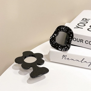 Gros plan de motifs floraux et d'éclaboussures sur le support miroir de téléphone