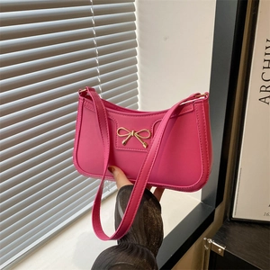 Elegante borsa sottobraccio rosa con fiocco dorato e pelle sintetica liscia