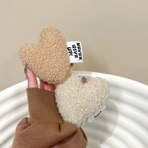Plüsch Herz-Handyhalterung aus weicher Teddywolle mit schickem Webetikett