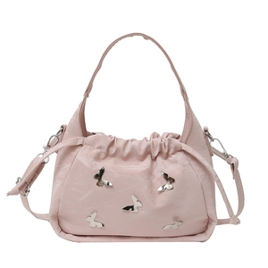 Borsa a tracolla plissettata rosa chiaro con farfalle in metallo argento minimalista