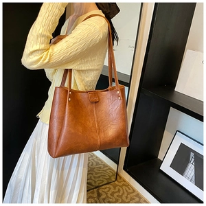 Grand sac à main marron en similicuir porté par un mannequin pour un look chic au quotidien