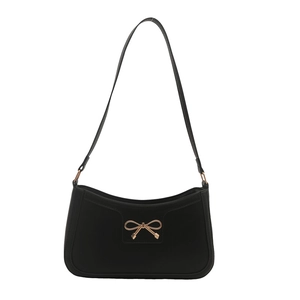 Elegante borsa sottobraccio in pelle nera con fibbia a fiocco dorata e stile baguette chic