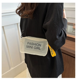 Détail du mini sac bandoulière en PVC transparent avec sangle jaune et texte imprimé