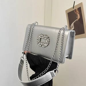 Sac bandoulière argenté texturé avec boucle en cristal brillant et bandoulière chaîne