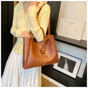 Gros plan d'un sac cabas vintage en cuir marron avec coutures en V et gaufrage tendance