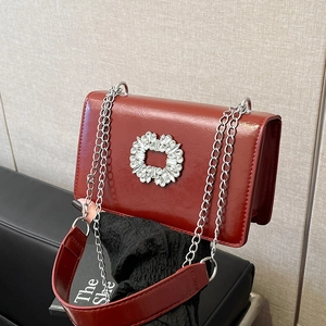 Petit sac carré rouge rétro avec boucle en strass et bandoulière chaîne argentée