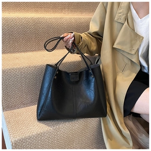 Détail du cabas noir en cuir PU montrant la texture fine et la sangle embossée FASHION