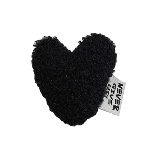 Plüsch-Herz-Handyhalterung aus schwarzem Teddy-Fleece mit Never Give Up Slogan-Etikett
