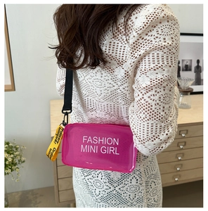 Détail du sac à bandoulière en gelée rose transparent avec imprimé tendance