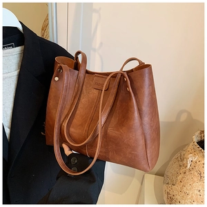 Détail du sac cabas marron vintage avec logo Fashion embossé et texture fine