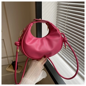Détail du sac demi-lune rose fuchsia en cuir PU avec bandoulière à nœud élégante