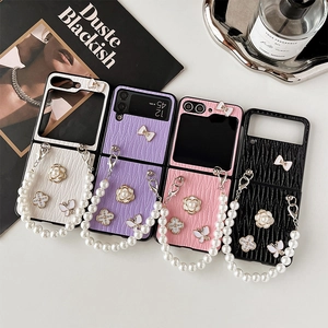 Coque De Téléphone Pliable Avec Chaîne À Main En Künstliche Perles Fleur De Camélia Papillon Trèfle Charmes Texture Cuir Élégant Luxe