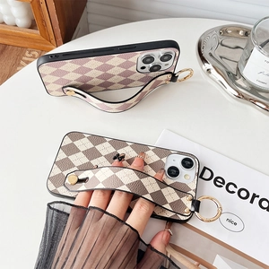 Coque iPhone en cuir à damier beige et marron avec dragonne et anneau doré support