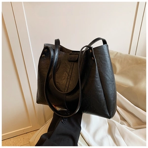 Vue détaillée du sac cabas en cuir PU grainé noir avec logo FASHION et rivets métalliques