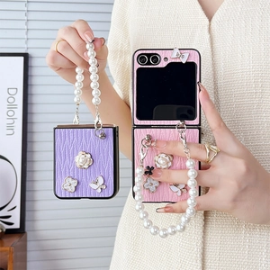 Coque en cuir pour téléphone pliable avec camélia 3D et dragonne en perles