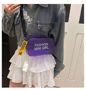 Vue détaillée du mini sac transparent violet en PVC avec imprimé et sangle jaune