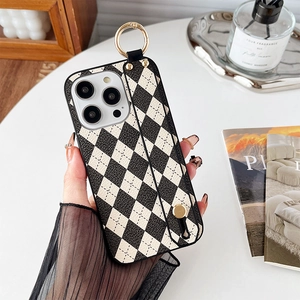 Détail de la coque luxe à motif losanges avec anneau doré et dragonne main
