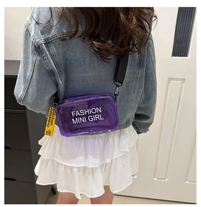 Dettaglio mini borsa a tracolla viola in PVC trasparente con cartellino su bambina
