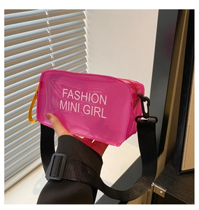 Sac bandoulière en PVC rose transparent avec lettres et bandoulière réglable