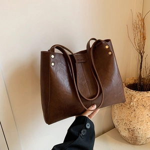 Grand sac cabas marron rétro avec étiquette mode et rivets dorés pour femmes actives