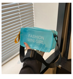 Détail du sac bandoulière en gelée bleue avec imprimé Fashion Mini Girl et sangle jaune