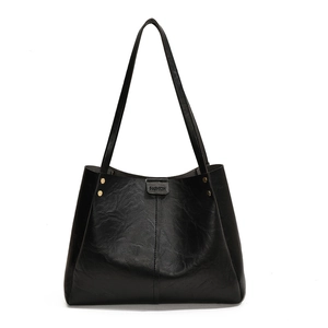 Grand sac cabas noir minimaliste avec rivets dorés et texture naturelle