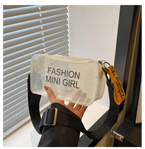 Détail du sac à bandoulière semi-transparent avec sangle noire et lettrage jaune vif