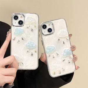 Custodia per iPhone con nuvole e gocce di pioggia bianco perlato con strass 3D