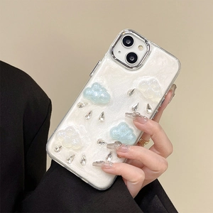 Dettaglio della custodia iPhone perlata con nuvole 3D e gocce d'acqua in cristallo
