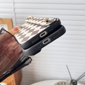 Gros plan des découpes précises du port de charge sur une coque de téléphone à damier