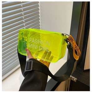 Détail du mini sac en PVC transparent vert néon avec impression de lettres FASHION