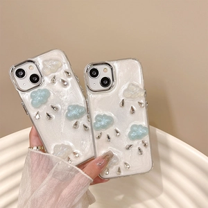 Custodia per iPhone con nuvole glitterate e gocce di strass dal design 3D in rilievo