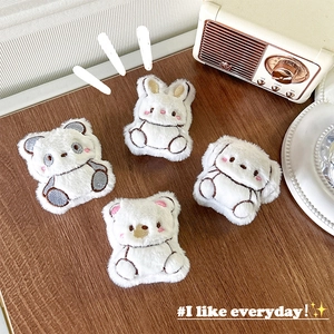 Supports de téléphone en peluche mignons avec lapin et panda sur un bureau en bois