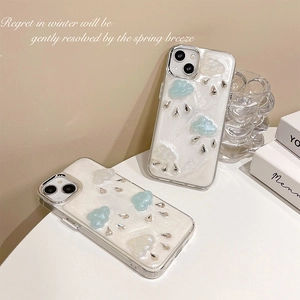 Custodia per iPhone con nuvole 3D e gocce di pioggia su base perlata e strass