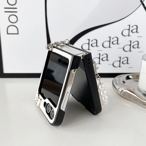 Détail de coque Galaxy Z Flip avec bords métalliques argentés et lanière en perles