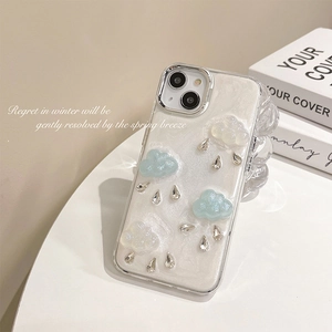 Dettaglio di nuvole 3D in resina e strass a goccia su custodia per telefono bianco perla