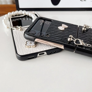 Détail des coques Z Flip avec chaîne en perles et texture en cuir élégante