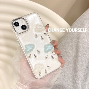 Custodia iPhone con nuvole e gocce di pioggia, finitura perlata e strass 3D applicati