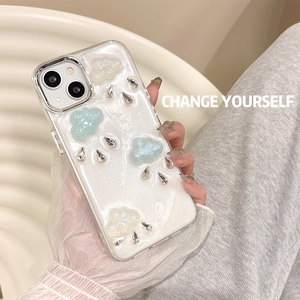 Dettaglio custodia iPhone glitterata con nuvola 3D e gocce di pioggia metalliche