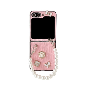 Coque pliable rose en similicuir avec chaîne en perles et breloques florales