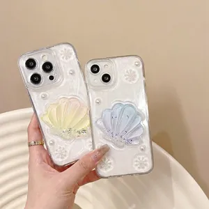 Coque iPhone nacrée avec coquillage 3D, paillettes et perles pour un style luxueux