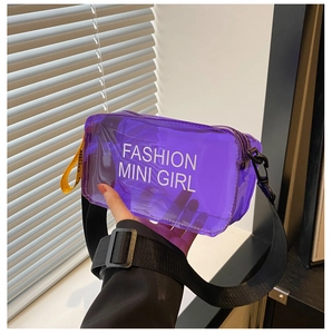 Détail du mini sac gelée violet transparent avec lettrage mode et sangle noire