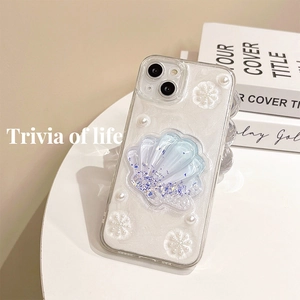 Coque iPhone nacrée avec coquillages 3D, fleurs et perles sur fond minimaliste chic