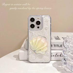 Gros plan sur le coquillage 3D et les perles d'une coque scintillante pour iPhone
